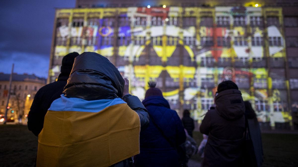 Tisíce lidí podpořily Ukrajinu. Zapalovaly svíčky a křičely „hanba“